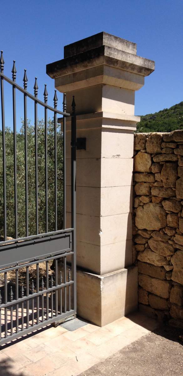 Réalisation d'un portail avec piliers et mur en pierres à Salon de Provence -Détail pilier et seuil